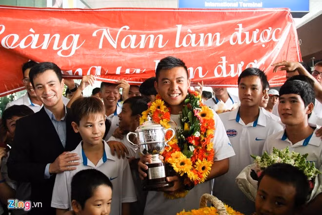 Người hâm mộ chuẩn bị băng rôn và rất nhiều hoa chào đón Lý Hoàng Nam.