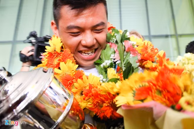 Sau khi hoàn tất thủ tục hải quan, 14h chiều 14/7, Lý Hoàng Nam xuất hiện ở sân bay Tân Sơn Nhất trong sự chào đón nồng nhiệt của người hâm mộ và đơn vị chủ quản Becamex.