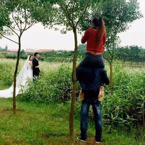 Nữ nhiếp ảnh gia chân chính và "chân phụ".