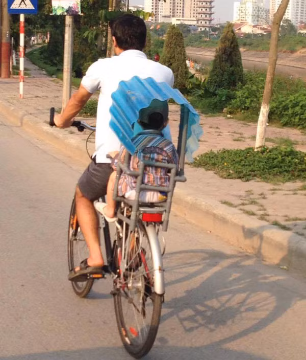 Mới đây, trên Fanpage Beat.vn một thành viên đã chia sẻ hình ảnh một người đàn ông đèo một cậu bé trên chiếc ghế xe tự chế. Chiếc ghế cho cậu bé ngồi bằng những khúc ống nước vô cùng độc đáo với miếng nhựa để che mưa, che nắng. Dù chưa xác định được chính xác đó có phải là cha, con hay không nhưng cư dân mạng đã vô cùng cảm động với hình ảnh khiến mọi người nghĩ tới một tình cha con cao cả.