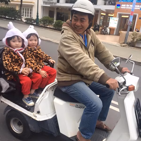 Theo nhiều người bình luận thì khả năng ước mơ ô tô còn xa vời nên ông bố này đã chế ghế ngồi tựa ô tô cho hai cô con gái thỏa ước mơ. Ảnh: Otofun.