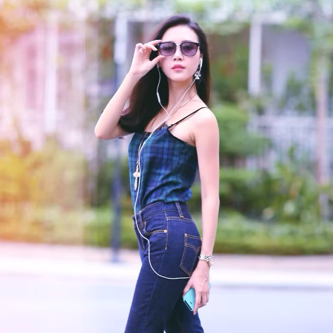 Cô từng là tiếp viên hàng không của Vietnam Airlines.