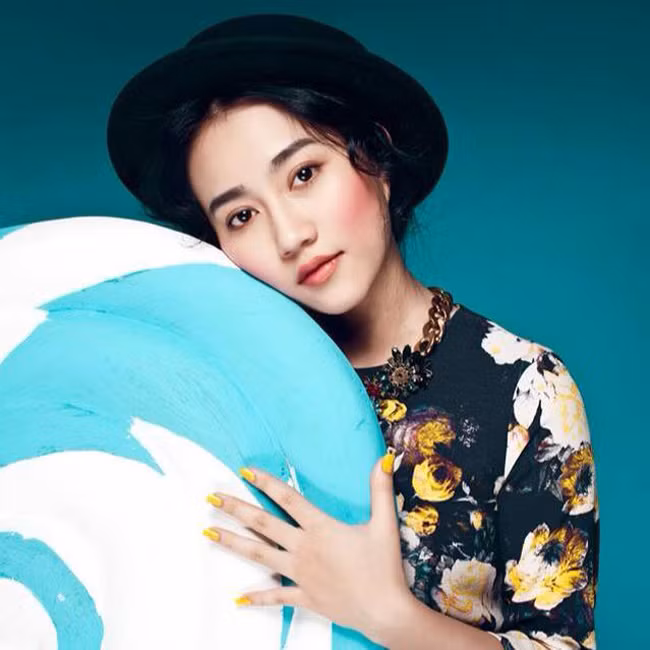 Góp mặt trong MV mới nhất của Sơn Tùng với vai trò nữ chính, Huỳnh Hồng Loan hứa hẹn sẽ là cái tên nổi bật trong giới hot girl.