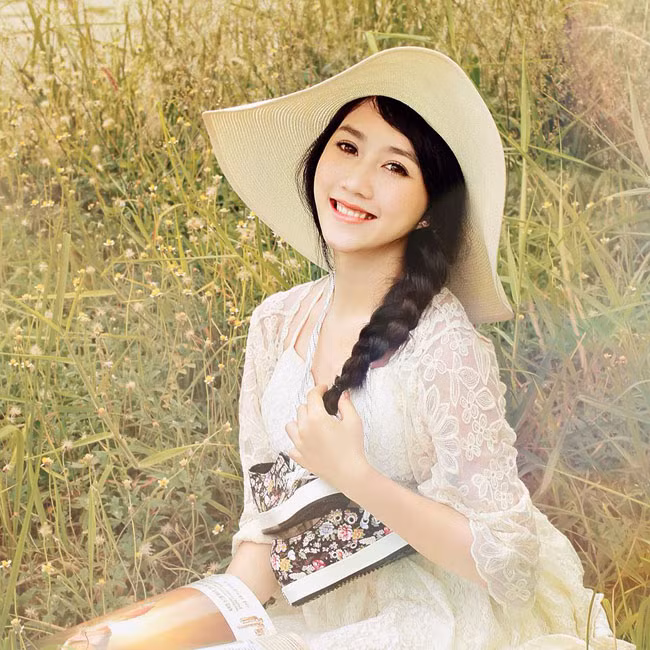 Hồng Loan sở hữu vẻ đẹp trong sáng, tinh khiết được cho là rất hợp với hình tượng nữ chính trong MV "Âm thầm bên em".