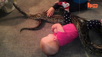 Be 14 thang tuoi than nhien de tran 