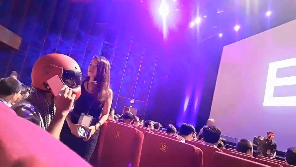 Tại một buổi ra mắt Bphone.