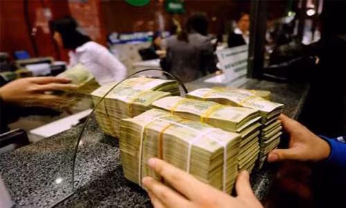 Thong tin moi vu can bo Agribank lay tien khach the chap