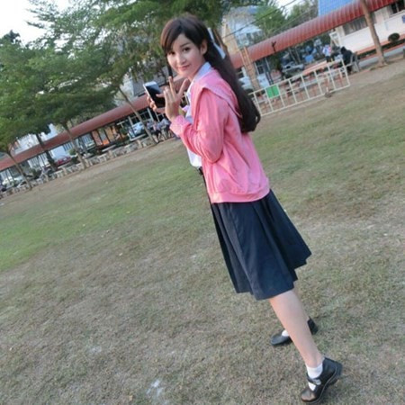 Tới thời trung học, với quyết tâm trở thành con gái đích thực, cô đã phẫu thuật làm ngực và sau đó là mũi.