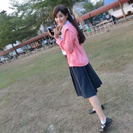 Tới thời trung học, với quyết tâm trở thành con gái đích thực, cô đã phẫu thuật làm ngực và sau đó là mũi.