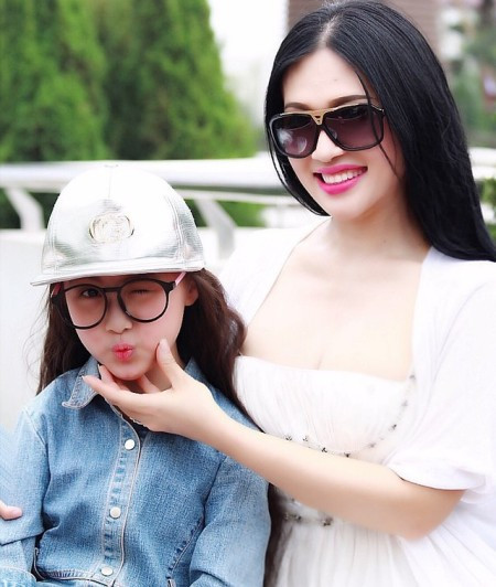 "Công việc và những mối lo toan trong cuộc sống thường ngày cũng đã đủ chiếm hết khoảng thời gian của tôi. Là phụ nữ, ai cũng mong muốn mình luôn luôn trẻ đẹp nhưng với tôi, trở thành một người mẹ tốt, người vợ tốt là ưu tiên hàng đầu", chị Thu Hạnh chia sẻ.