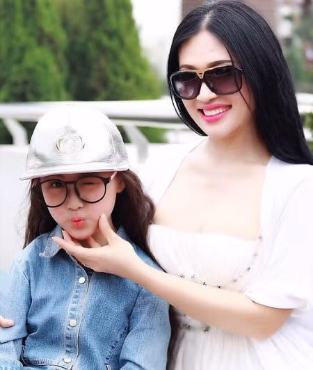 "Công việc và những mối lo toan trong cuộc sống thường ngày cũng đã đủ chiếm hết khoảng thời gian của tôi. Là phụ nữ, ai cũng mong muốn mình luôn luôn trẻ đẹp nhưng với tôi, trở thành một người mẹ tốt, người vợ tốt là ưu tiên hàng đầu", chị Thu Hạnh chia sẻ.