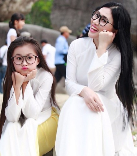 Nhưng ít ai biết rằng, đó lại là chân dung của một bà mẹ 35 tuổi với cô con gái nay cũng đã học lớp 3.