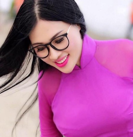 Quả thực, với thân hình thon gọn, khuôn mặt căng mịn và ánh mắt đầy cuốn hút... thì thật khó để có thể đưa ra được một nhận định tốt hơn.