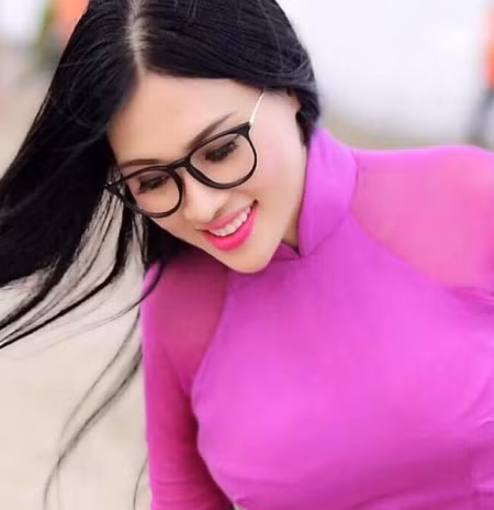 Quả thực, với thân hình thon gọn, khuôn mặt căng mịn và ánh mắt đầy cuốn hút... thì thật khó để có thể đưa ra được một nhận định tốt hơn.