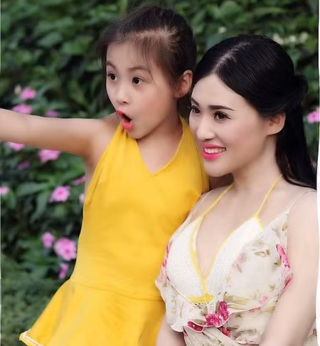 Những tạo hình của Đinh Thu Hạnh cùng cô con gái đáng yêu Bảo Hân.