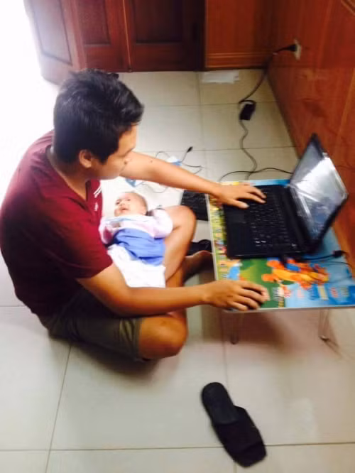 Vừa trông con vừa tranh thủ lướt web tẹo.