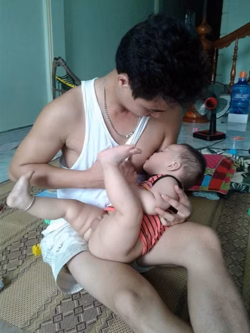 Khi mẹ vắng nhà, "ông bố của năm" kiêm luôn nhiệm vụ cho con bú...