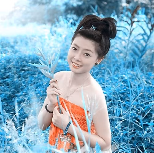 Sau cuộc thi "Người đẹp công sở 2014", Quỳnh Anh ngày càng bận rộn hơn với các lời mời đóng phim, quay clip...