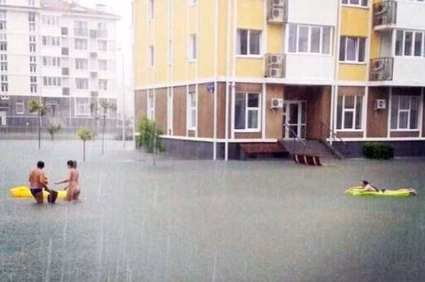 Bể bơi tự nhiên.