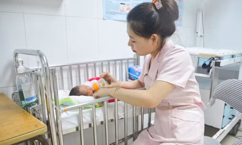 Mo cuu song thai nhi trong bung san phu bi tai nan