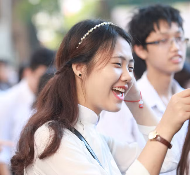 Các bạn nữ trang điểm cho nhau trước giờ khai giảng.