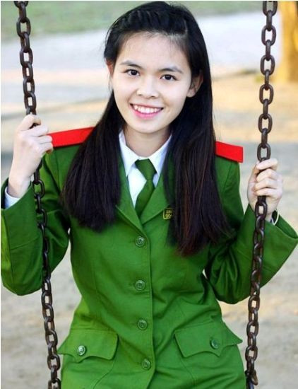 Diệu Ngọc sinh năm 1993, đến từ Quảng Bình và hiện học lớp B2C2 khóa 50, chuyên ngành Cảnh sát Giao thông.