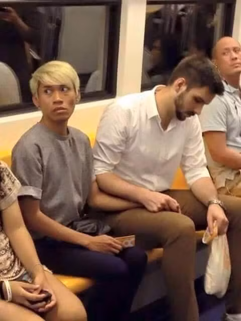 Ngày 18/4, những hình ảnh về cặp đôi đồng tính nam nắm tay nhau trên tàu điện ngầm khiến cộng đồng mạng Thái Lan sôi sục.