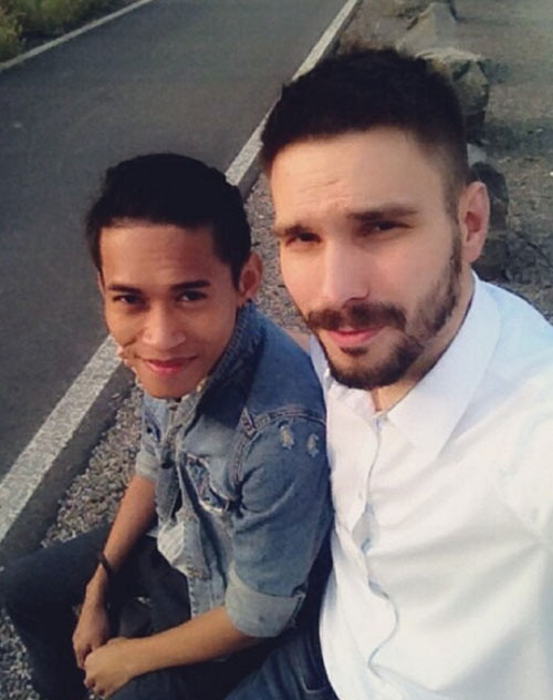 Chàng trai người Thái tên Naparuj Mond Kaendi, là giám đốc sáng tạo của công ty quản lý người mẫu Bacca ở Thái Lan. Bạn trai của anh là Thorsten Mid, người Đức, người mẫu cao 1m90 thuộc công ty.