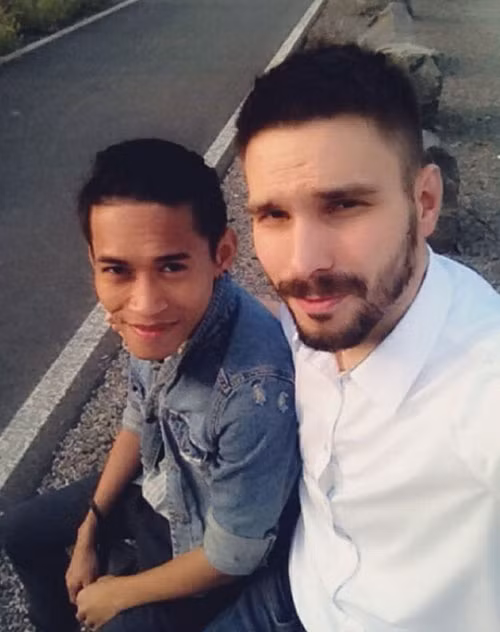 Chàng trai người Thái tên Naparuj Mond Kaendi, là giám đốc sáng tạo của công ty quản lý người mẫu Bacca ở Thái Lan. Bạn trai của anh là Thorsten Mid, người Đức, người mẫu cao 1m90 thuộc công ty.