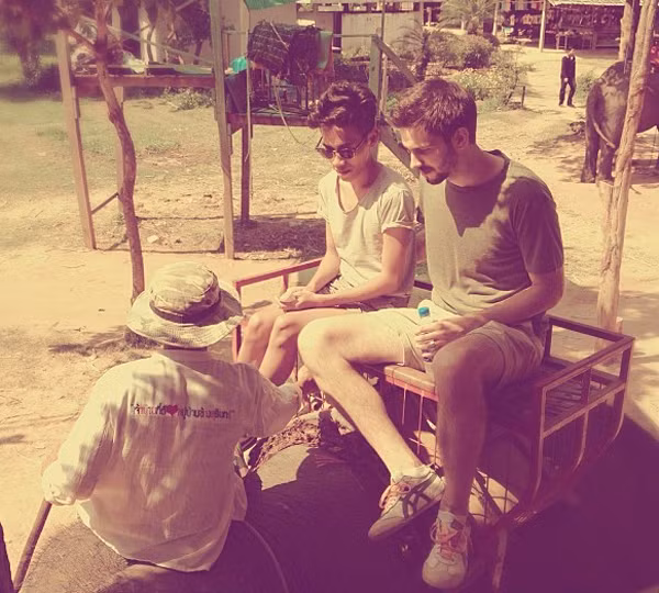 Nhiều cư dân mạng tỏ ra thích thú và cho rằng cặp đôi này đã có một tình yêu thực sự, không phân biệt màu da, tiếng nói, ngoại hình.