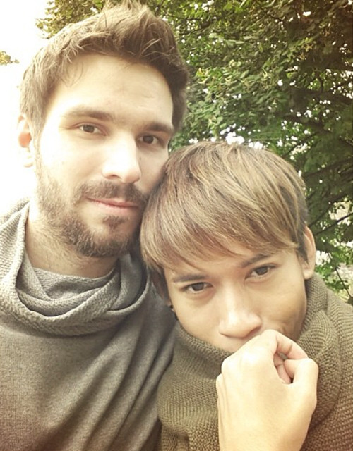 Tuy nhiên, cũng có không ít những người viết lời bình luận khiếm nhã về ngoại hình của Naparuj Kaendi hay thể hiện sự kỳ thị.