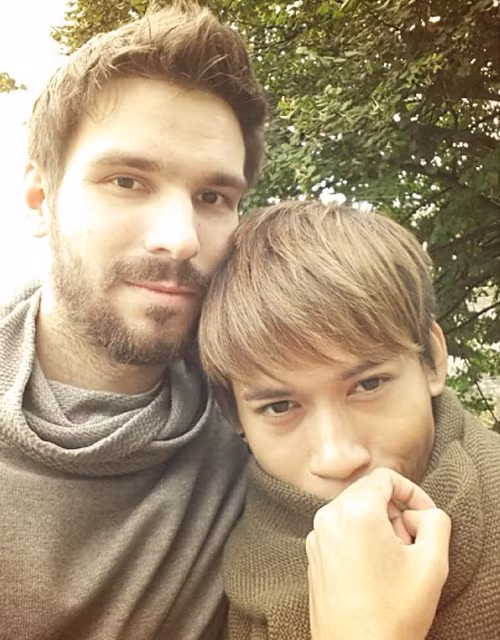 Tuy nhiên, cũng có không ít những người viết lời bình luận khiếm nhã về ngoại hình của Naparuj Kaendi hay thể hiện sự kỳ thị.