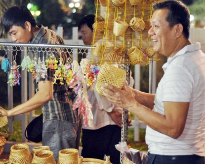 Nhiều người thích thú với các vật dụng vùng nông thôn Việt Nam.