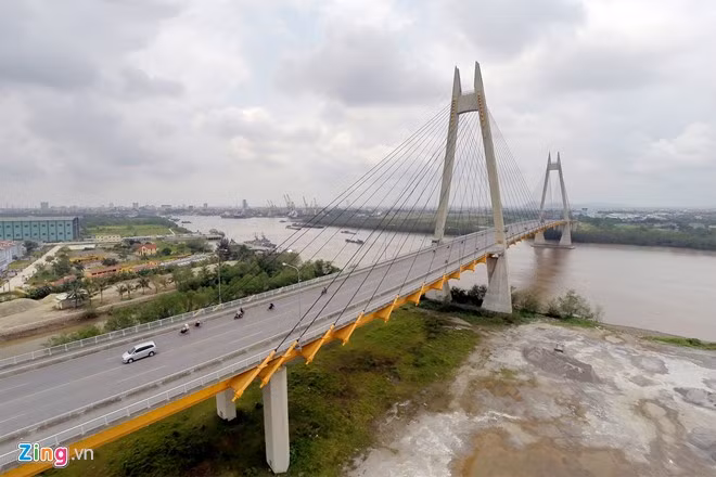 Cầu Bính dài hơn 1 km, rộng 22,5 m với 4 làn xe cơ giới, 2 làn xe thô sơ, bắc qua sông Cấm nối thành phố Hải Phòng với huyện Thủy Nguyên và là hướng đi Quảng Ninh. Cầu được khánh thành vào ngày 13/5/2005.