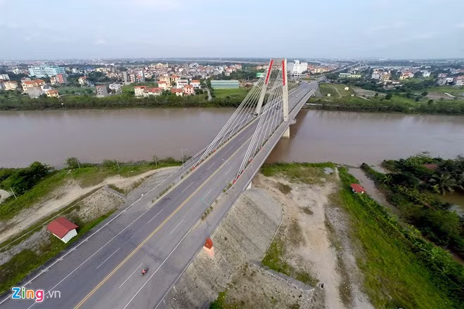 Cầu Rào 2 được khánh thành vào cuối năm 2012. Cầu này bắc qua sông Lạch Tray, được đánh giá là đẹp và hiện đại nhất Hải Phòng, nối quận Lê Chân với quận Dương Kinh.