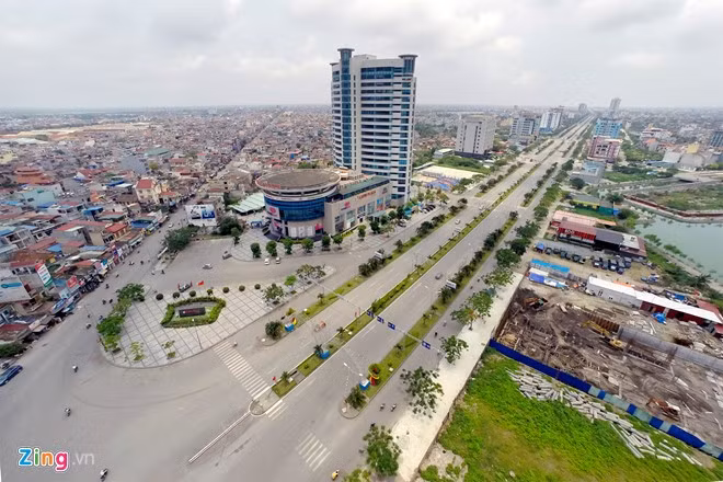 Đường Lê Hồng Phong được thiết kế 4 làn xe với 3 dải phân cách cứng, đường gom 2 bên và có chiều rộng 64 m có tổng chiều dài khoảng 5 km. Đây cũng là tuyến đường chính từ trung tâm thành phố ra sân bay Cát Bi.