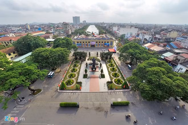 Tượng đài nữ tướng Lê Chân là một trong những biểu tượng của Thành phố Hải Phòng từ nhiều năm nay. Khởi công xây dựng năm 1999, khánh thành năm 2000, tượng được đúc bằng đồng, cao 7,5 m nặng 19 tấn.