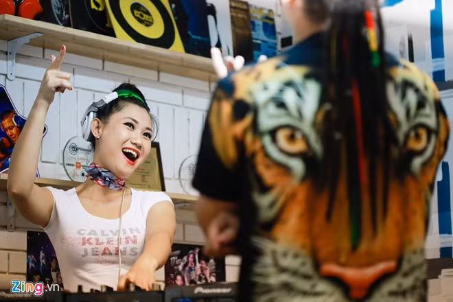 Nữ DJ cùng Wang Trần sáng tạo các bản mix mới. Sắp tới họ sẽ cùng nhau thực hiện các chương trình dành cho sinh viên, mang DJ lại gần hơn các bạn trẻ yêu âm nhạc hoặc muốn theo nghề.