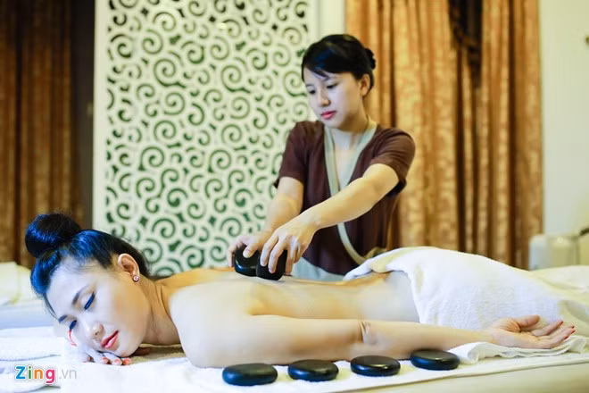 Một tháng, Jolly đi spa làm đẹp 2 lần. Trong đầu tháng 7, cô nhận các show diễn ở các tỉnh miền Tây và chơi nhạc cho một số hãng nước giải khát nổi tiếng. 8X cho hay: "Những lúc đi diễn xa, tôi phải ở lại tự chăm sóc cho bạn thân. Trong 6 năm theo nghề, trường hợp bị giật cát sê hay gặp phải những lời mời nhạy cảm là điều không tránh khỏi. Nhưng để sống được với đam mê, tôi phải cố gắng vượt qua và bảo vệ mình", cô tâm sự.