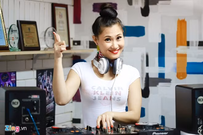 Jolly thành thạo 2 ngôn ngữ: Anh - Hoa. Cuối năm nay, cô sẽ đi lưu diễn ở các nước châu Âu, châu Úc và châu Mỹ. "Đây là dịp tôi có thể thể hiện tài năng của mình cho các nước bạn và kiều bào Việt Nam tại hải ngoại" - cô cho biết.