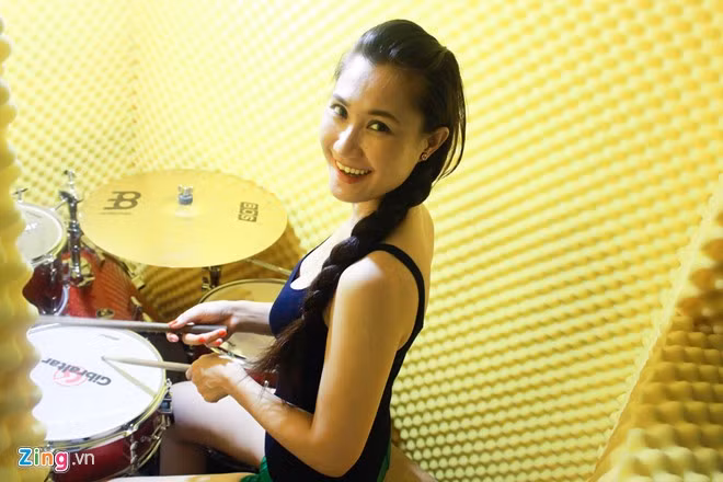 Ngoài DJ, Jolly B còn đam mê đánh trống từ nhỏ, hiện cô theo học môn nghệ thuật này tại nhà một người bạn thân. "Mỗi ngày, tôi dành 2 tiếng để học trống, dường như đã trở thành thói quen. Nhờ vậy, nay tôi có thể chơi tốt một số bản nhạc", cô nói.