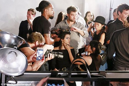 Theo nguồn tin là một người có mặt tại show diễn của Diane Von Furstenberg, Kendall Jenner có mặt tại địa điểm tổ chức show chỉ 15 phút trước khi bắt đầu. Cánh stylist cũng như đội ngũ tạo mẫu tóc, chuyên viên trang điểm phải quây lấy cô để xử lý sao cho kịp giờ. Nguồn tin này cho biết thêm việc Kendall không đến sớm hơn khiến ekip hậu trường rất vất vả và làm show diễn bị chậm lại so với dự kiến. Trong khi Kendall đang phải làm tóc, trang điểm thì các người mẫu khác đã xong xuôi và chờ đợi.