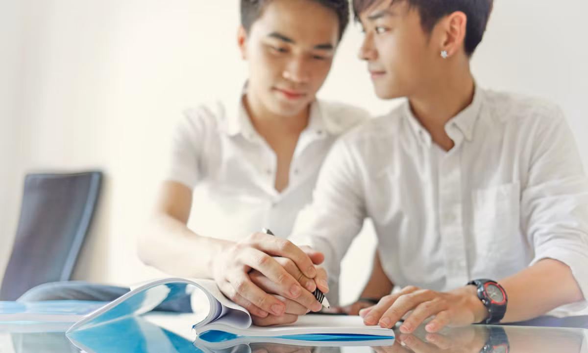 Trong bà chỉ có một suy nghĩ rằng, có thể hai đứa thân nhau quá chứ hoàn toàn không thể nghĩ được rằng con trai mang giới tính thứ ba.