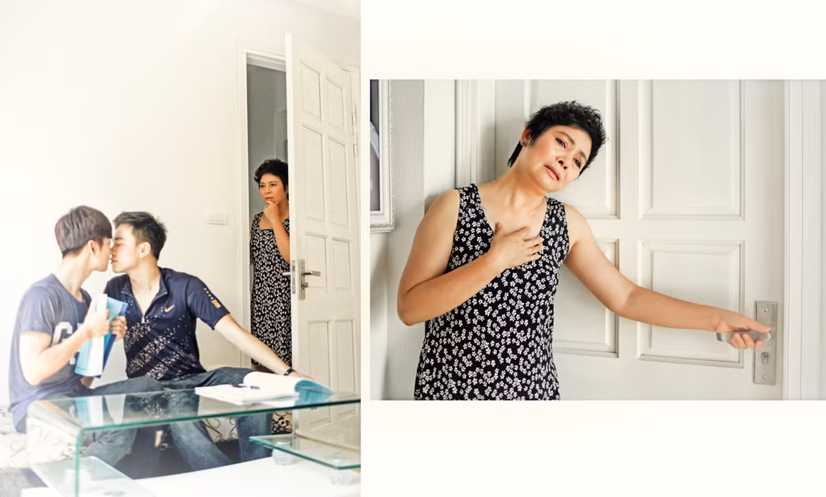 Trong một lần bạn của con trai bà đến nhà học cùng, bà đã phát hiện con mình và bạn hôn nhau. Nén chặt lòng để không bật ra tiếng la hét kinh ngạc, bà nhẹ nhàng đóng cửa phòng rồi đứng khóc bên ngoài phòng. Đến lúc này, cậu con trai có lẽ đã biết được sự việc, và cả chuyện bà từng quan sát thấy những cử chỉ vượt trên mức "thân mật" của mình và bạn trai.