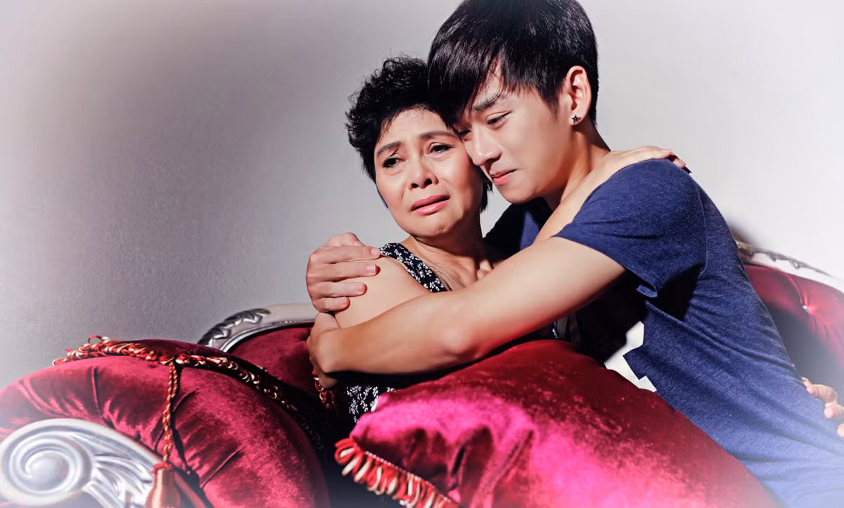 “Vì mẹ là mẹ của con” mô tả một câu chuyện có thật xảy ra trong một gia đình ấm cúng, nơi người mẹ luôn tự hào khi có một cậu con trai đáng yêu.