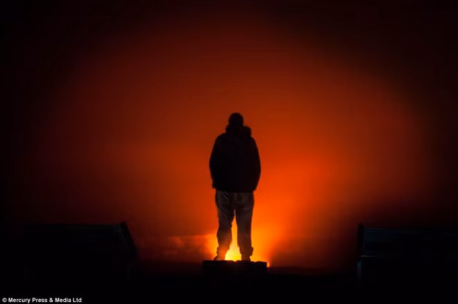 Ed Coykendall quan sát ngọn núi lửa.