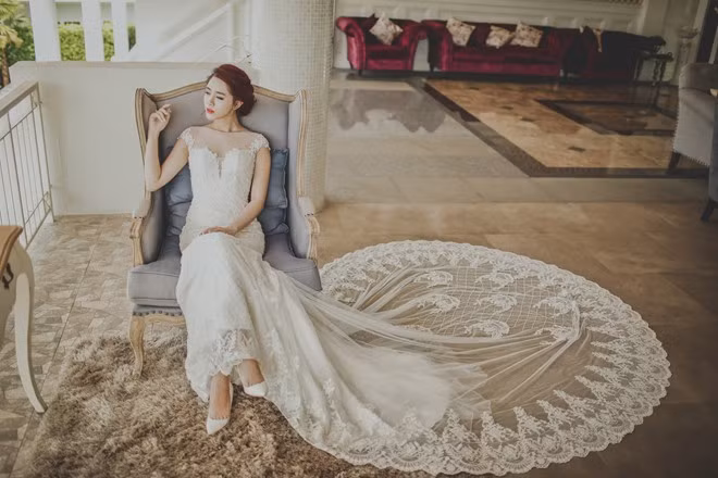 Khuôn mặt thanh tú với chiếc răng khểnh đáng yêu và đôi chân thon gọn khiến Hà Min thực sự nổi bật trước ống kính. Bên cạnh công việc MC, người mẫu, cô còn góp mặt trong nhiều bộ phim dành cho giới trẻ.