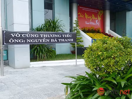 Nhiều cơ quan, đơn vị ở Đà Nẵng treo băng bày tỏ lòng thương tiếc ông Nguyễn Bá Thanh (Ảnh: HC)