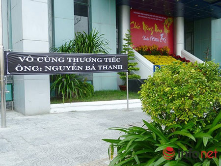 Nhiều cơ quan, đơn vị ở Đà Nẵng treo băng bày tỏ lòng thương tiếc ông Nguyễn Bá Thanh (Ảnh: HC)