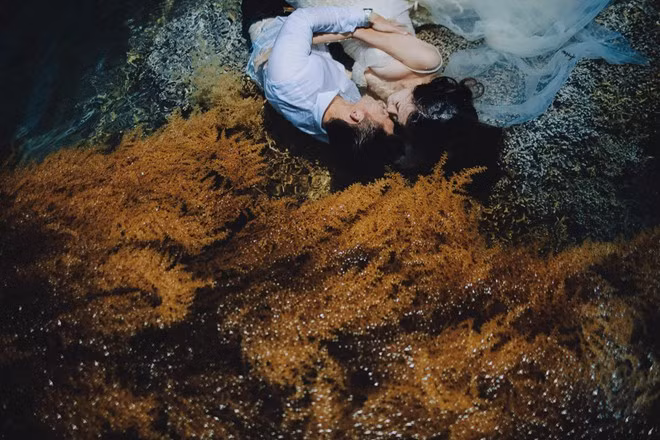 Nhân vật chính trong các bức hình là Thùy Dương - Hải Đăng. Họ cùng sinh sống và làm việc tại Hà Nội.